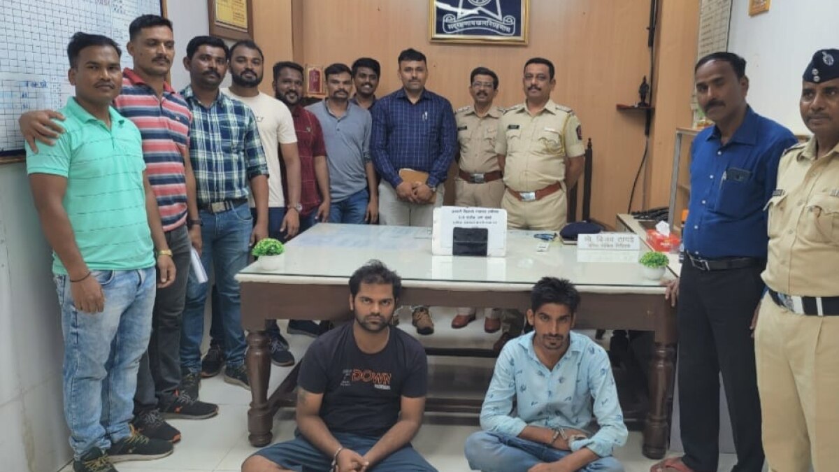 "Railway Police Apprehends Two Minors in Possession of 82 Stolen Smartphones"