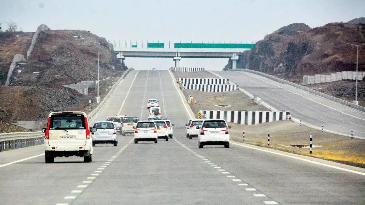 "Safety Measures Enhanced in Maharashtra: Rumble Strips to be Installed Every 5 km on Samruddhi Expressway"