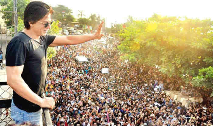 "Mobile Heist: 17 Phones Stolen as Fans Gather Outside SRK's Mannat Residence in Mumbai"
